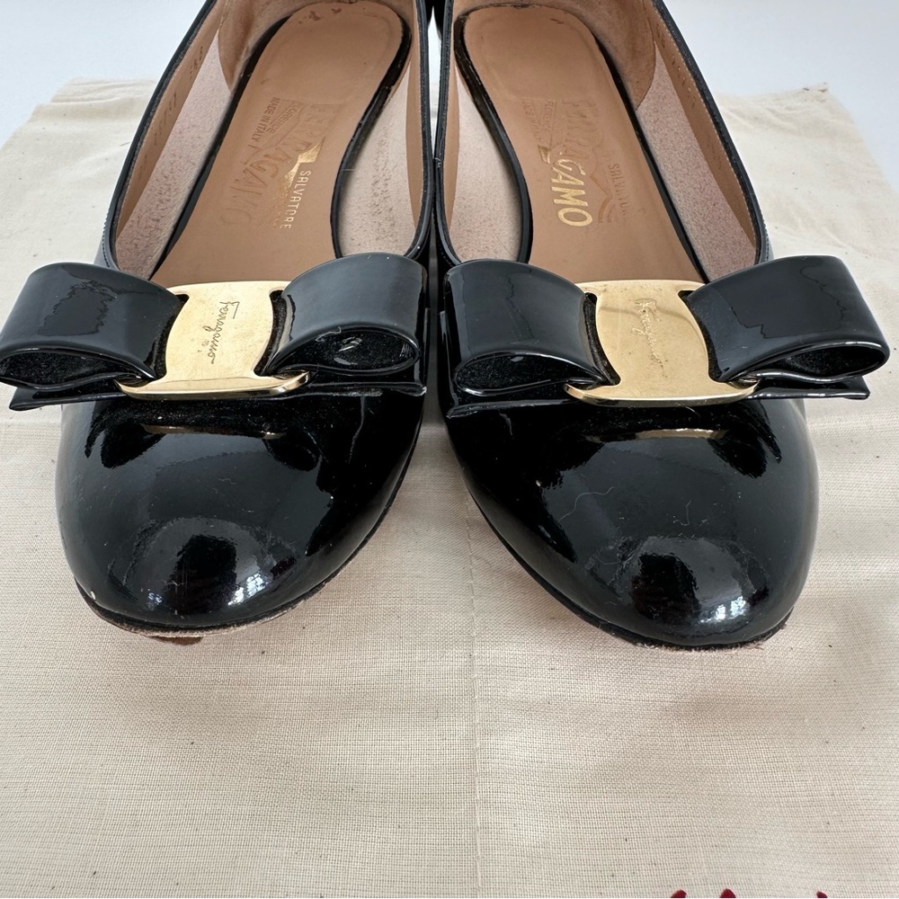 Ferragamo Vara Bow Low-Heel Pumps Patent Leather - Picture 4 of 9